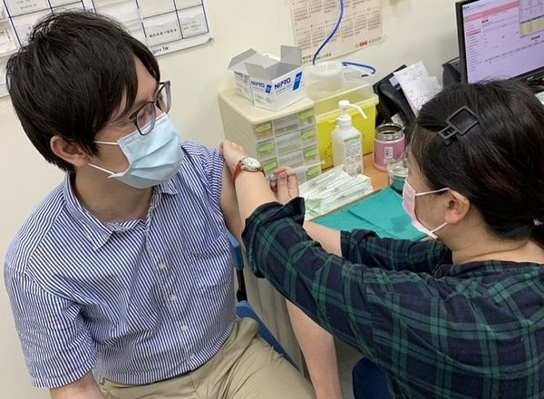 北竿衛生所首批新冠疫苗施打　22位公費對象完成接種