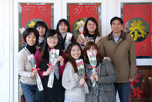慶祝三八婦女節，縣府致贈每位女性員工一朵玫瑰花，在屬於女性的日子裡，也有專屬的祝福。（圖／文：劉秋月）